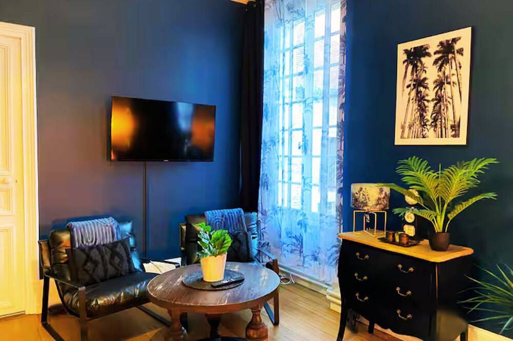 Bleu Chic et Cosy – Chambre de charme dans château avec piscine & spa in Varennes-Vauzelles, Nièvre