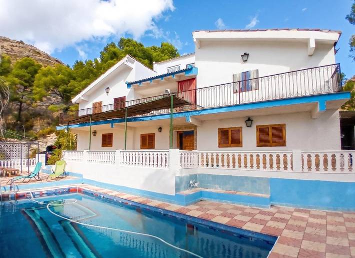 Casa de vacaciones para 12 personas, con Balcón y Terraza además de Jardín y Piscina en Chulilla