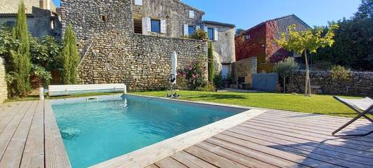 Gîte pour 8 personnes, avec vue ainsi que terrasse et piscine à Chamaret