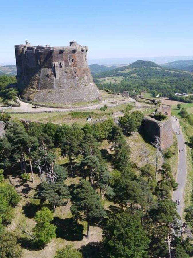 Appartement entier, One-Bedroom Apartment in Murol, Parc naturel régional des Volcans d'Auvergne