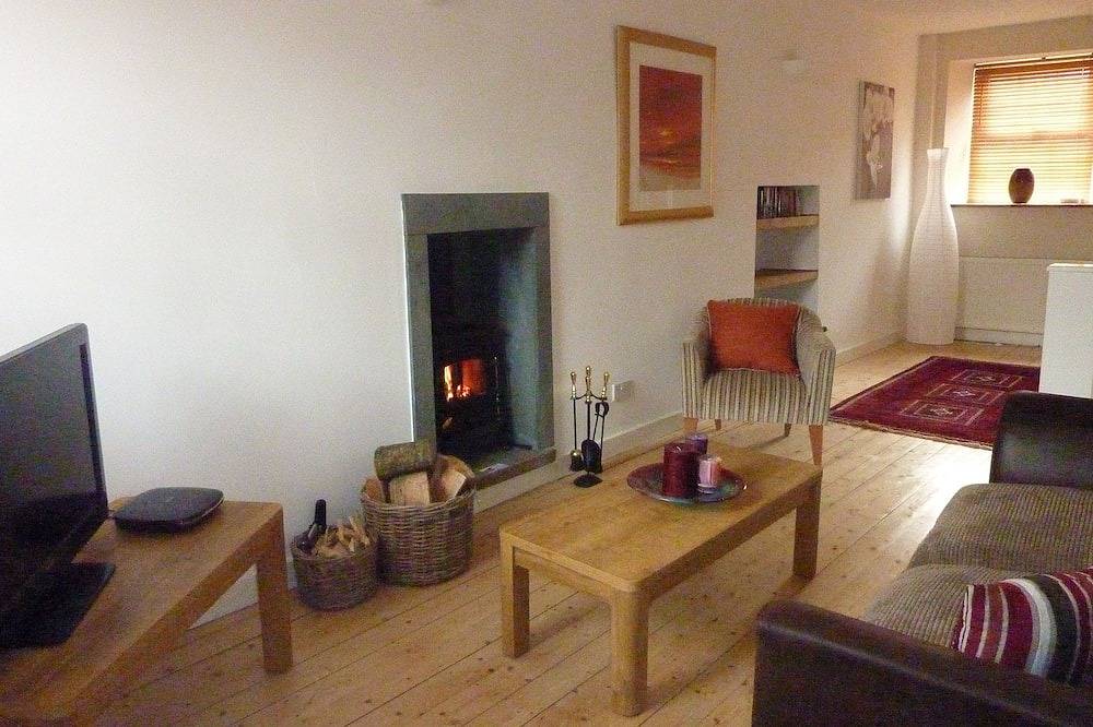 Honeysuckle Cottage, 2 bed, sleeps 3, family-friendly and pet-friendly in Derbyshire