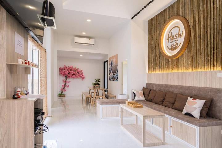 Location de vacances pour 14 personnes, avec piscine et jacuzzi ainsi que jardin et balcon, animaux acceptés dans Ban Bang Saen