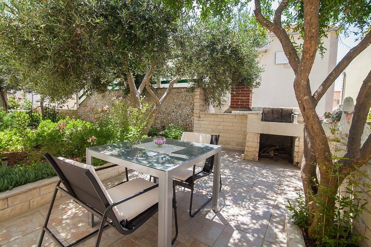 Ganze Wohnung, 1-Zimmer-Ferienwohnung mit Terrasse Bol, Brac A-23847-a in Bol, Brac