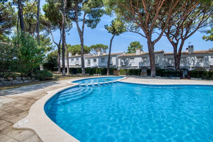 Casa de vacaciones para 6 personas, con terraza además de piscina para niños y jardín en Playa de Pals