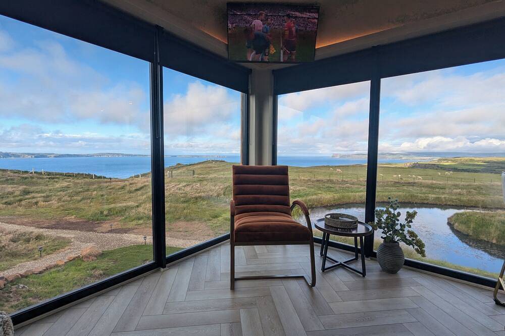 Cliff Top Retreat with Private Hot tub (Cab2) in County Antrim