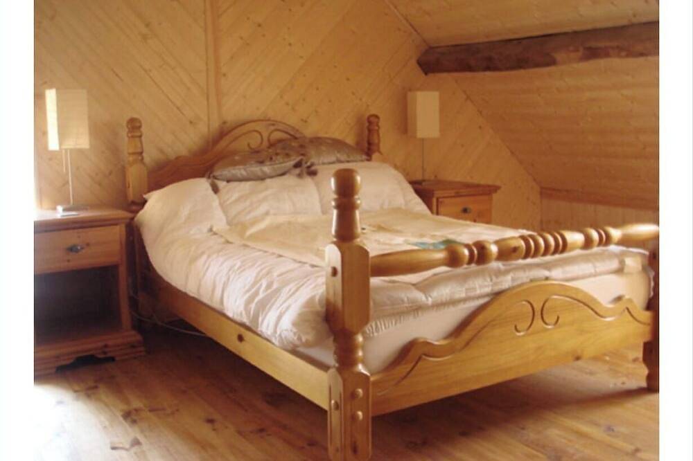 Traditional farmhouse, cottage and lodge, 2 acre garden and woods, in Louvigné-du-Désert, Fougères-Vitré