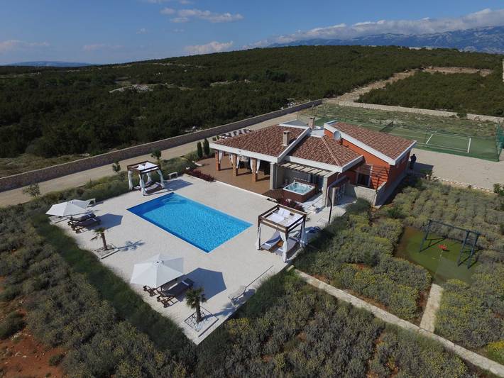 Villa für 8 Personen, mit Whirlpool und Terrasse sowie Garten auf Pag