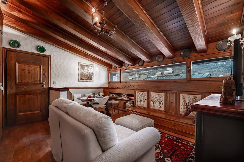Entire apartment, Guesthost - Charming 45 sqm apartment, with fine wooden finishes and mountain view, ideal for two guests, located on the 4th floor of a characteristic building. The property is located in the heart of Cortina, along the famous Corso Italia, a 7-minute wa in Cortina d'Ampezzo, Dolomiti Superski