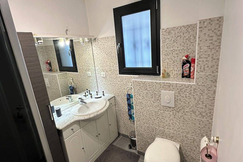 Entire apartment, Rental air-conditioned studio var in La Crau, Toulon region