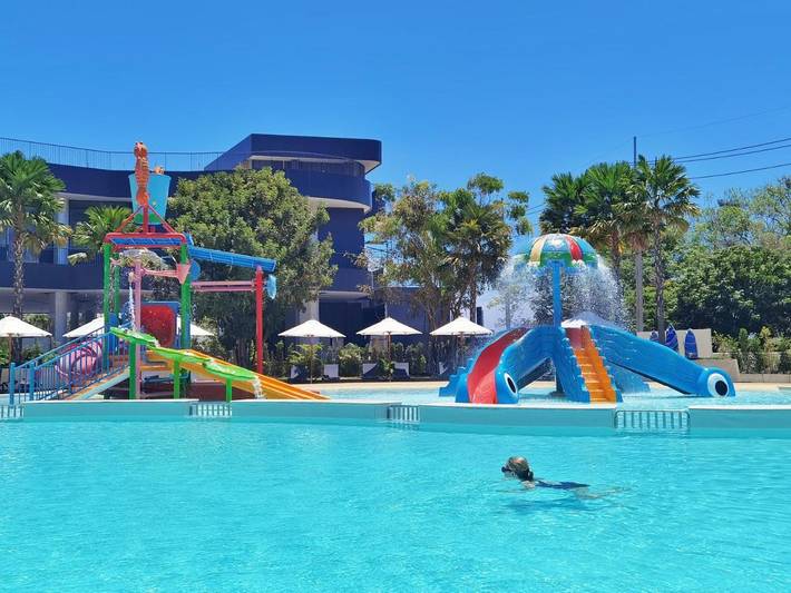 Appart’hôtel pour 2 personnes, avec bassin pour enfant et terrasse ainsi que piscine et vue