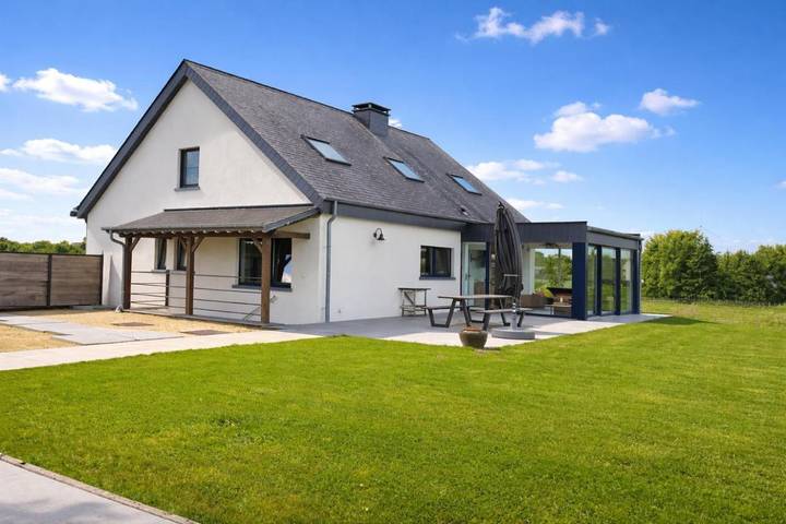 Location de vacances pour 8 personnes, avec piscine ainsi que jardin et vue à Bastogne