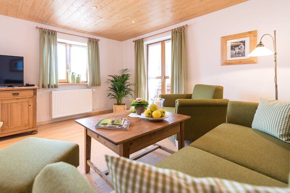Ganze Wohnung, Ferienwohnung 2 - Seerose am See - Traumurlaub direkt am Tegernsee in Bad Wiessee, Bayerische Alpen