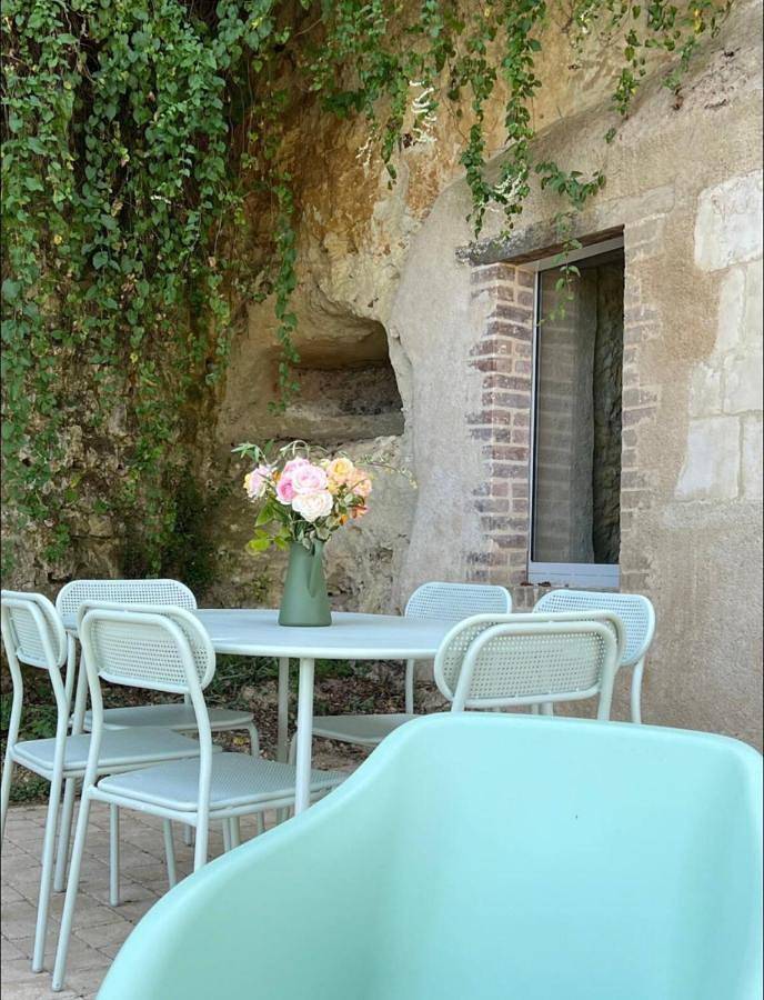 Gîte pour 3 personnes, avec vue ainsi que jardin et terrasse à Aubigné-Racan