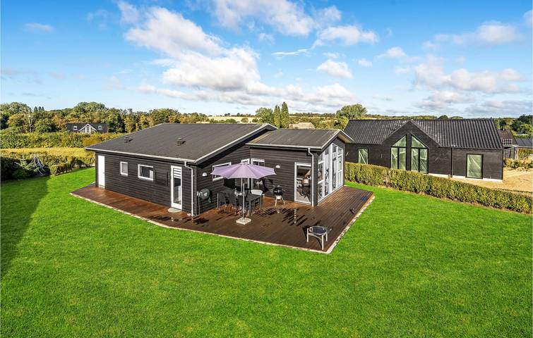 Ferienhaus für 8 Personen, mit Terrasse und Whirlpool sowie Garten in Tårup