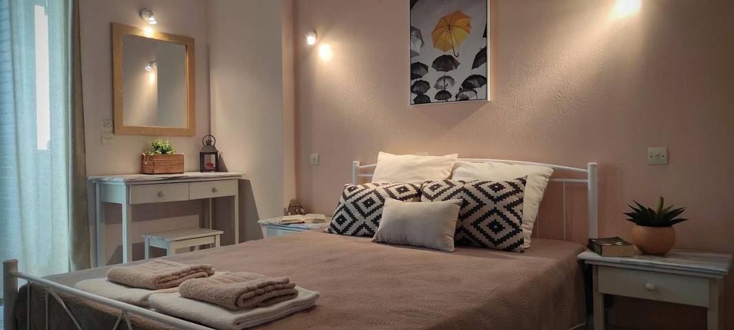 Location de vacances pour 2 personnes, avec jardin et terrasse dans Σκάλα Ερεσού