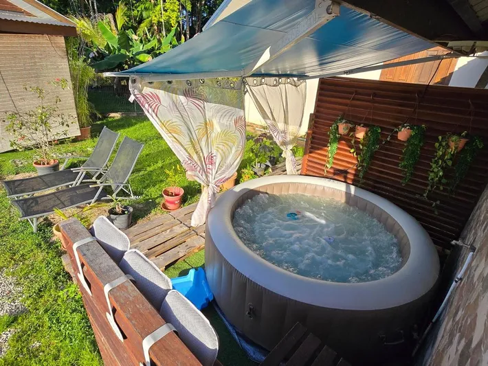 Casa de vacaciones para 4 personas, con vistas además de jardín y piscina - 1