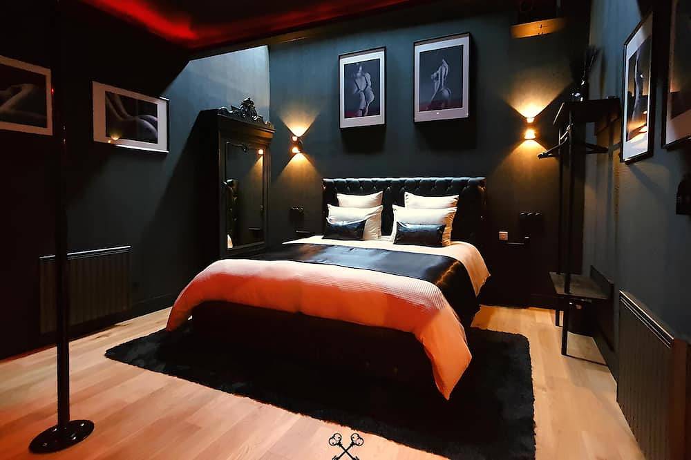 Entire apartment, Velvet & Leather - Luxurious Loveroom near Paris - Spa Sauna Secretroom Cinema in Choisy-le-Roi, Val-de-Marne