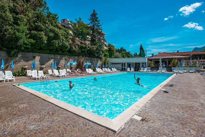 Gîte pour 2 personnes, avec Terrasse et Jardin ainsi que Piscine et Vue sur le lac à Ghiffa