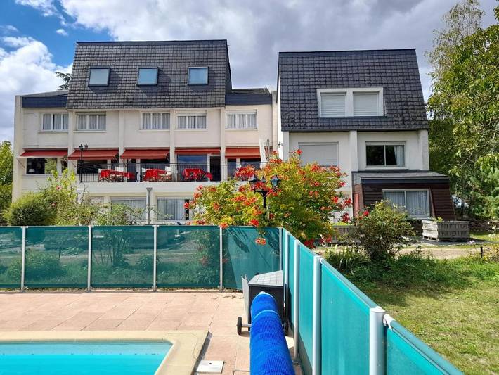 Hôtel pour 2 personnes, avec Terrasse ainsi que Jardin et Piscine à Gennes