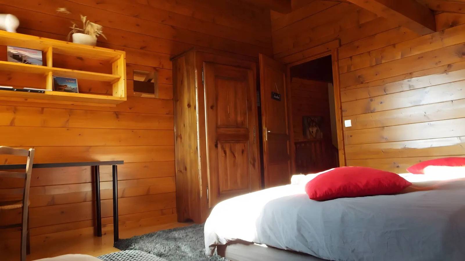 Guest Rooms 'Rooms 1 and 2' with Mountain View, Shared Terrace and Wi-Fi in Saint-Martin-de-la-Porte, Saint-Jean-de-Maurienne region