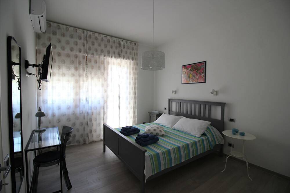 Apartamento entero, Ostia-apartment 50 mt from the beach, near historic center-sea view in Ostia, Roma