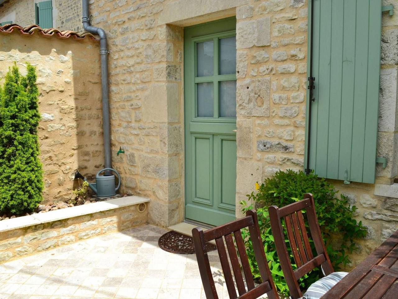 Casa rural con jardín privado, cerca de Charente, equipada para 4-6 personas, ideal para familias. in Coulonges, Charente