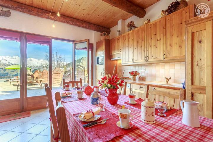 Gîte pour 7 personnes, avec piscine ainsi que jardin et terrasse à Albiez-Montrond - 3