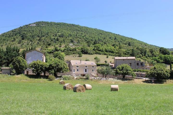 Location de vacances pour 6 personnes, avec Balcon et Terrasse ainsi que Jardin et Vue à Villeperdrix