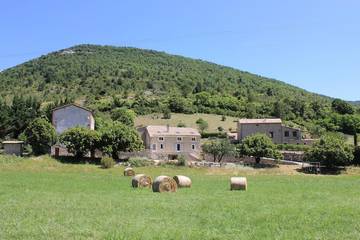 Gîte pour 6 personnes, avec vue et jardin, animaux acceptés à Villeperdrix