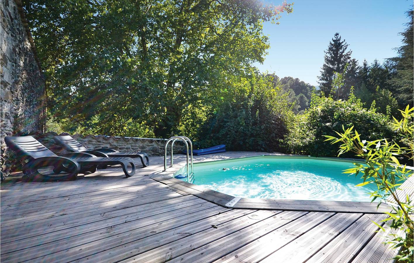 Appartement de vacances entier, Riverside Pool Apartment with Parking & TV. in Les Salles-du-Gardon, Parc national des Cévennes