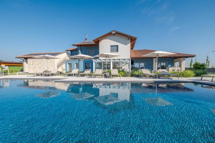Location de vacances pour 8 personnes, avec vue et piscine ainsi que jardin et terrasse à Narzole