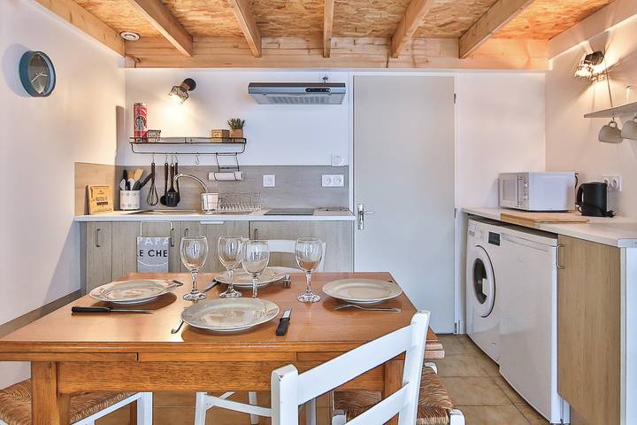 Entire apartment, Holiday Apartment "Studio Le Petit Julien" with Shared Garden & Wi-Fi in Saint-Julien-des-Landes, Loire Valley