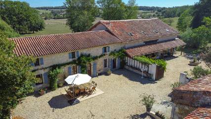 Location de vacances pour 6 personnes, avec jardin et sauna ainsi que vue et piscine, animaux acceptés à Saint-Privat-des-Prés