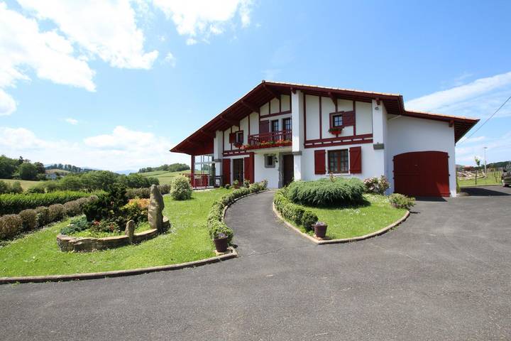 Gîte pour 10 personnes, avec terrasse et jardin, animaux acceptés
