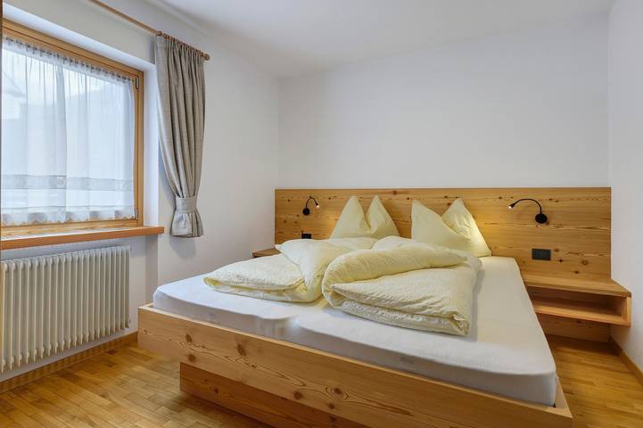 Ganze Wohnung, Ferienwohnung 'Goller Pilat' mit Bergblick, privater Terrasse und Wi-Fi in St. Ulrich in Gröden, Dolomiti Superski
