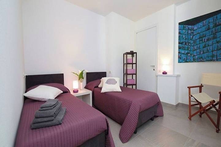 Alojamiento y desayuno para 3 personas, con piscina y jardín - 1