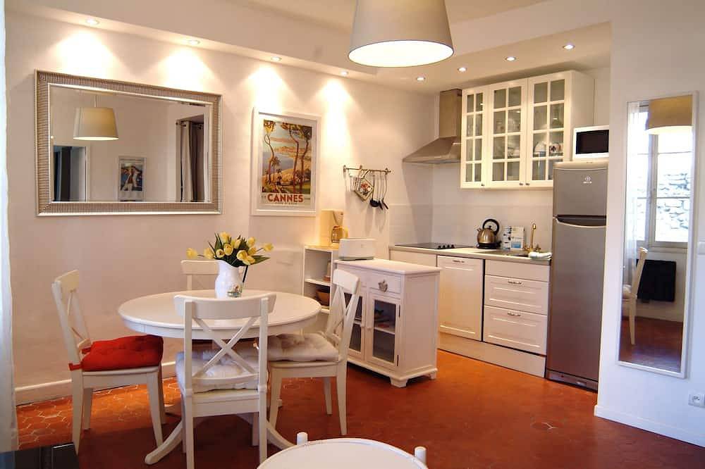 Entire apartment, Air-conditioned 3-room apartment, very quiet historic town center, 200m from the beach in Cannes, Cannes region