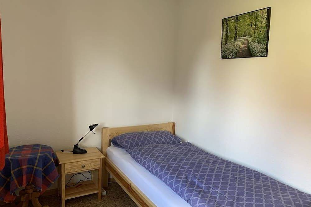 Ganze Wohnung, Helle Wohnung (Og) mit riesigem Garten und Balkon. Hegau / Bodensee / Rheinfall in Wiechs am Randen, Tengen