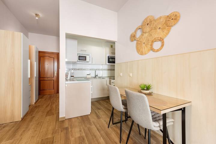 Entire apartment, ‘Málaga Centro Bonito’ Apartment with Balcony, Wi-Fi and Air Conditioning in Malaga Centro Historico, Malaga