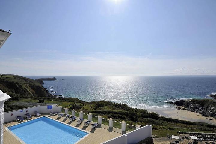 Cottage for 6 people, with garden and pool as well as balcony in Mullion