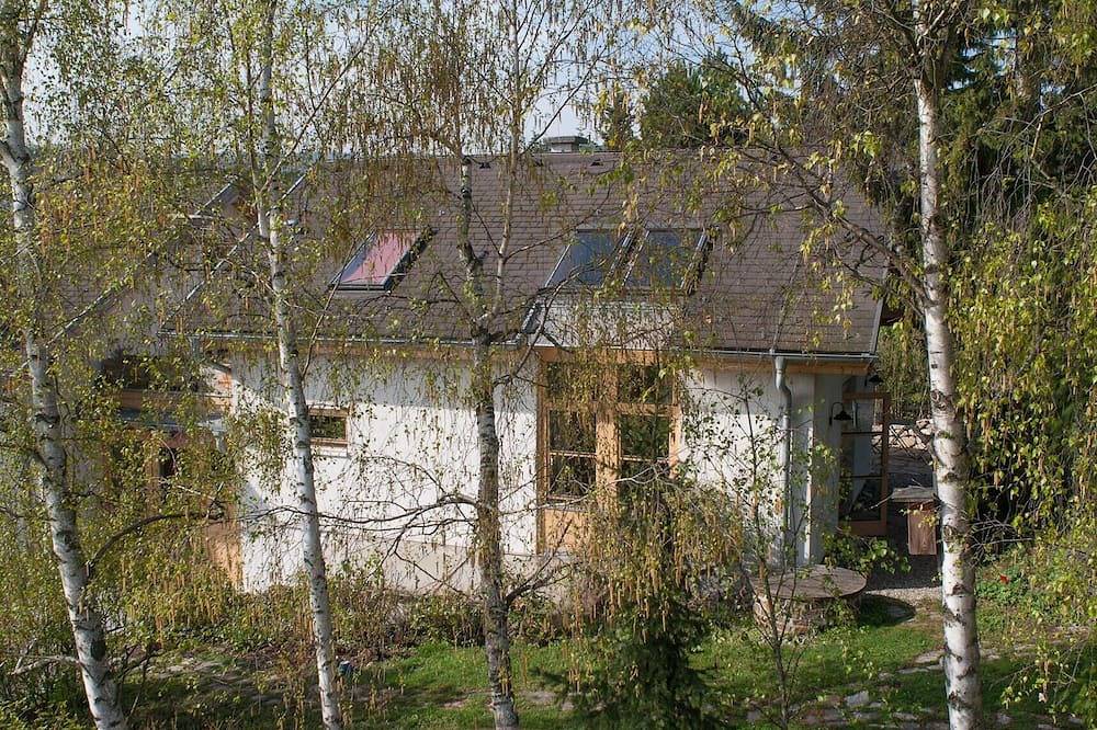 Bio Ferienhaus mit Garten & Badeteich in Ruhelage, Wien erreichbar in 15 Minuten in Maria Enzersdorf am Gebirge, Wienerwald