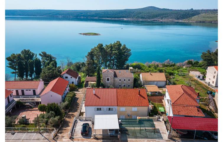 Ganze Ferienwohnung, Gemütliche 1-Zimmer-Wohnung mit WLAN, Terrasse und 300 m zum Strand in Novigradsko More, Zadar