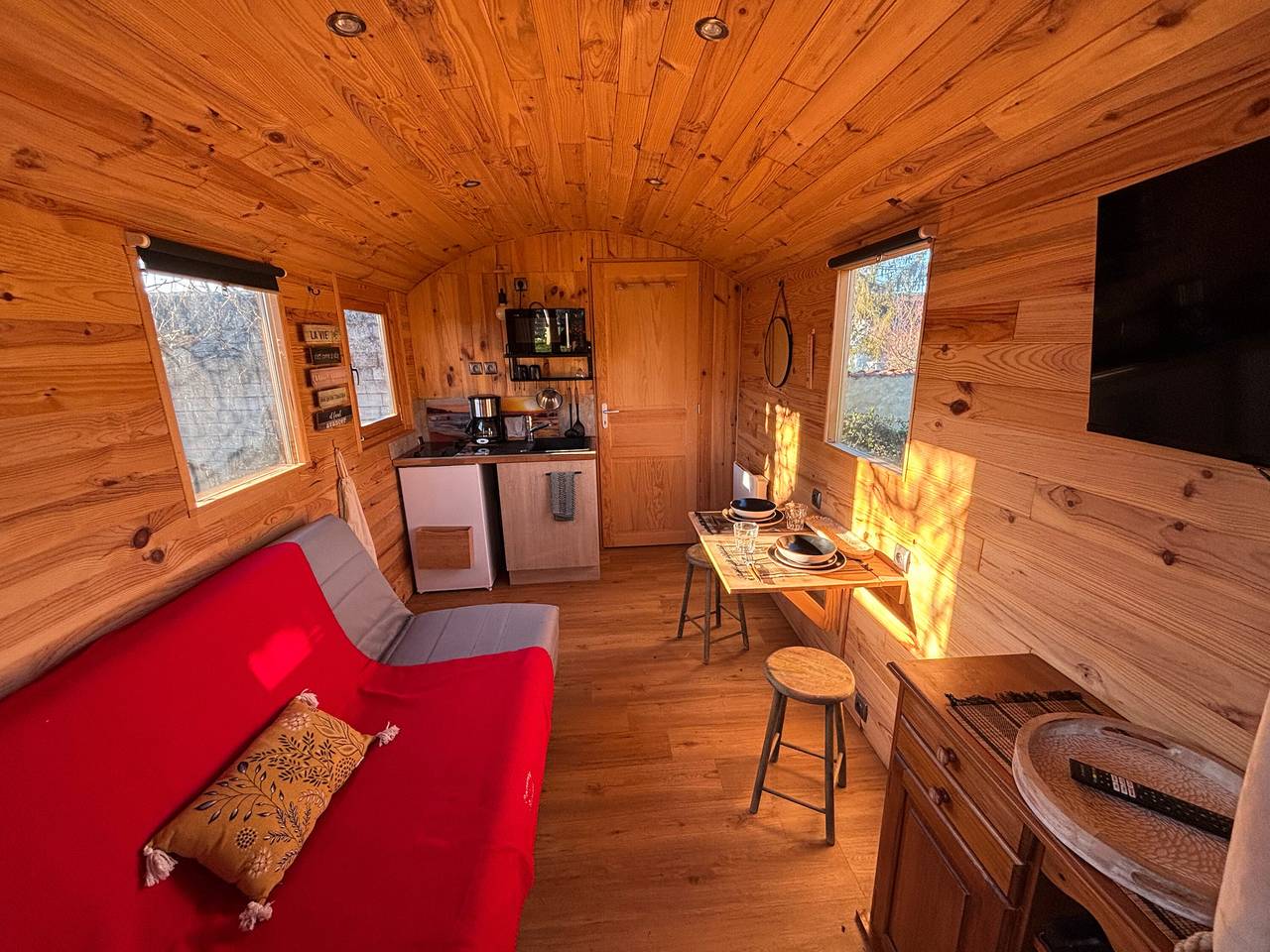 Cabane 'La Roulotte Saintaise' avec Terrasse Privée, Jardin Partagé et Climatisation in Saintes, Région de Saintes