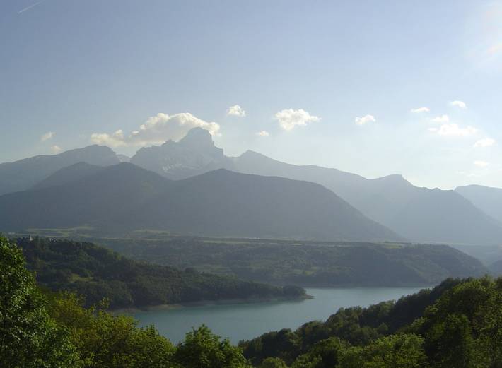 Gîte pour 4 personnes, avec terrasse ainsi que vue sur le lac et jardin