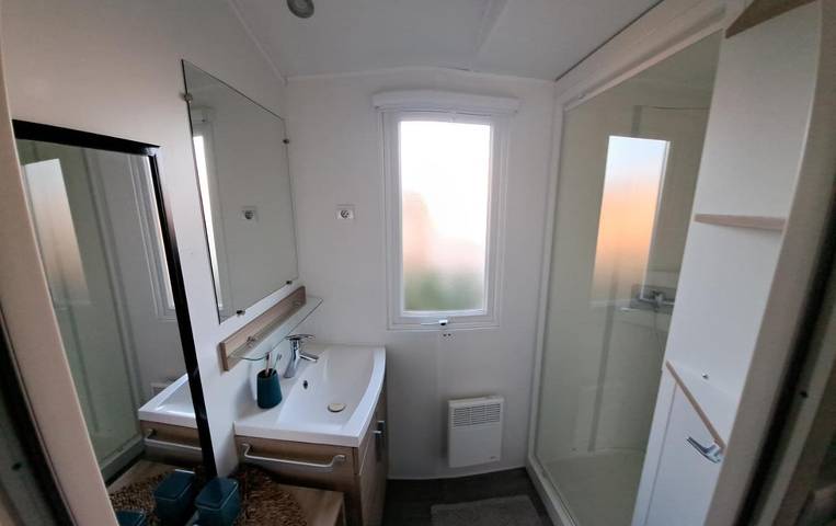 Location de vacances pour 7 personnes, avec bassin pour enfant et jardin ainsi que piscine et jacuzzi dans Luna Park La Palmyre - 2