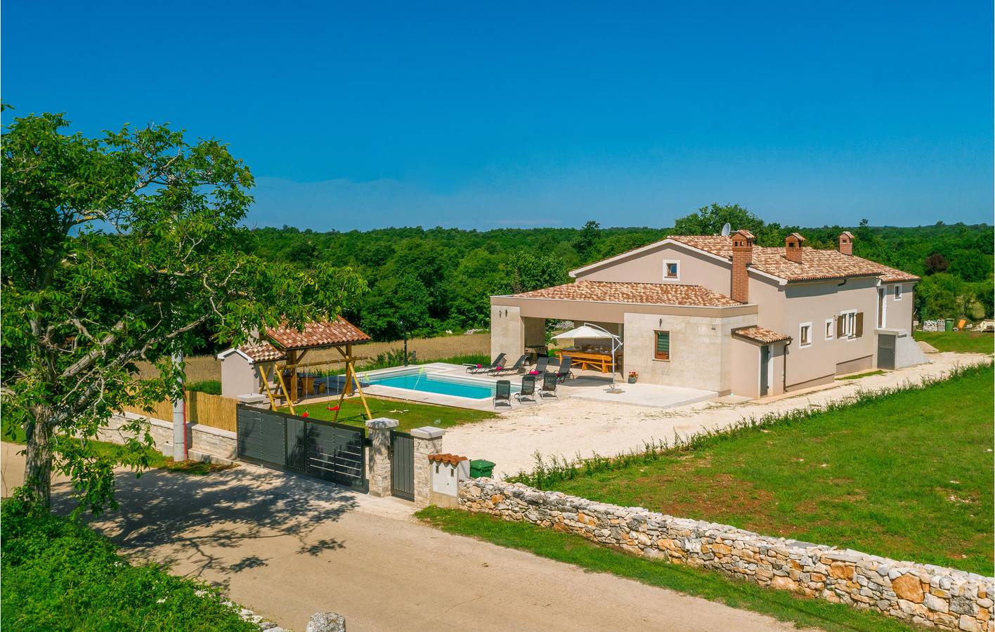 Geräumige 2-Zimmer-Wohnung mit Pool, WLAN und Parkplatz in der Nähe von Vorichi in Barban, Südküste Istrien
