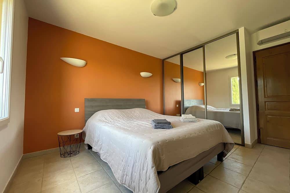 Air-conditioned house between vineyards and olive groves: 4 bedrooms and private pool in Beaumes-de-Venise, Vaucluse