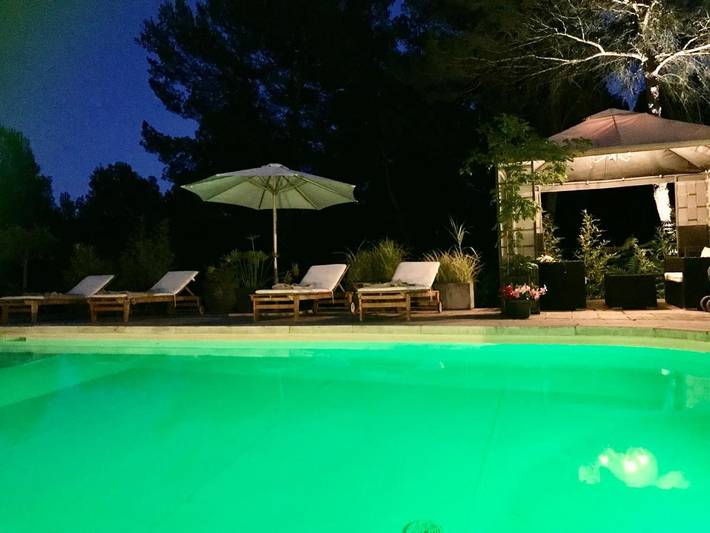 Location de vacances pour 2 personnes, avec vue ainsi que piscine et jardin à Rognes - 3