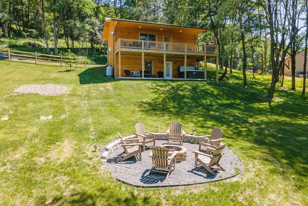 Cozy Cabin w/ Arcade, Deck & Fire Pit in McHenry, Deep Creek Lake