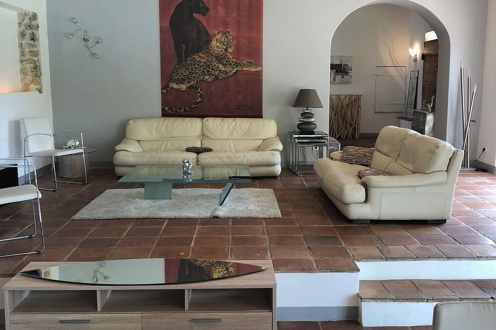 Exceptional And Rare, 15 km from Marseille, Be 3 km From Aubagne, Mas De Standing in Roquevaire, Marsella region